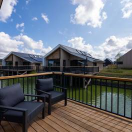 The Buiten of nr. 402 - type Watervilla Luxe 8 in Landal Zeebad