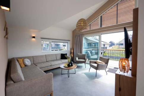 The Woonkamer of nr. 402 - type Watervilla Luxe 8 in Landal Zeebad