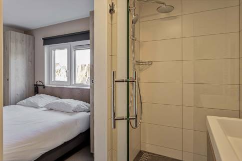 The Badkamer 1 of nr. 014 - type Strandlodge 8 in Vakantiepark Boomhiemke