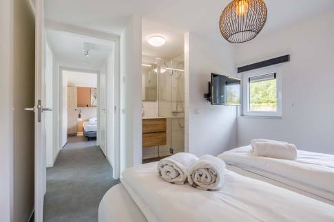 The Slaapkamer 1 of nr. 402 - type Watervilla Luxe 8 in Landal Zeebad