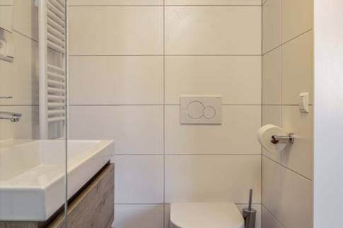 The Badkamer 1 of nr. 036 - type Strandlodge 8 in Vakantiepark Boomhiemke