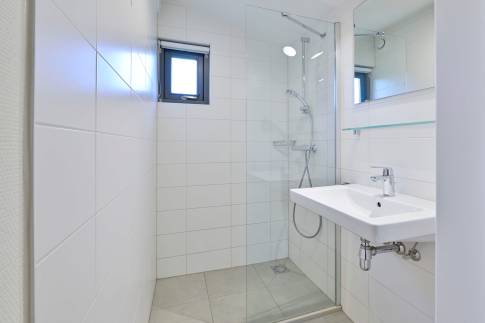 The Badkamer of nr. 222 - type 6C2  in Landal De Reeuwijkse Plassen