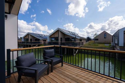 The Buiten of Type Watervilla Luxe 8 - nr. 402 in Landal Zeebad