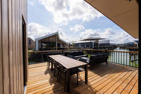 The Terras of nr. 402 - type Watervilla Luxe 8 in Landal Zeebad