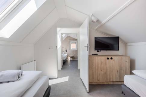 The Slaapkamer 3 of nr. 402 - type Watervilla Luxe 8 in Landal Zeebad
