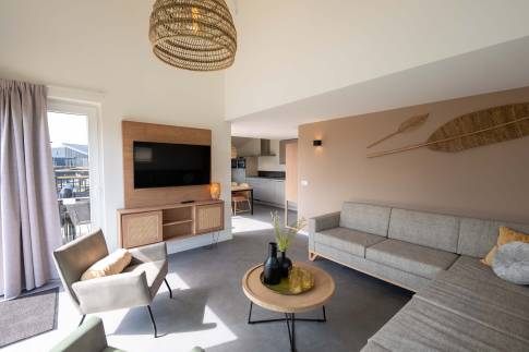 The Woonkamer of nr. 402 - type Watervilla Luxe 8 in Landal Zeebad