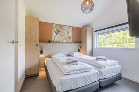 The Slaapkamer 2 of Type Watervilla Luxe 8 - nr. 402 in Landal Zeebad