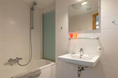 The Badkamer 1 of Type Vogelenzang 8C - nr. 140 in Landal De Reeuwijkse Plassen