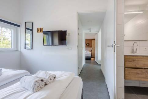 The Slaapkamer 2 of Type Watervilla Luxe 8 - nr. 402 in Landal Zeebad