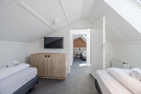 The Slaapkamer 4 of nr. 402 - type Watervilla Luxe 8 in Landal Zeebad