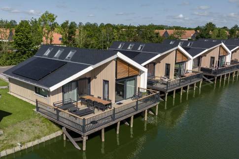 The Buiten of Type Watervilla Luxe 8 - nr. 402 in Landal Zeebad