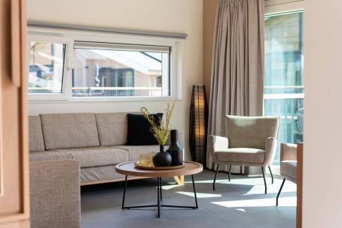 The Woonkamer of nr. 402 - type Watervilla Luxe 8 in Landal Zeebad